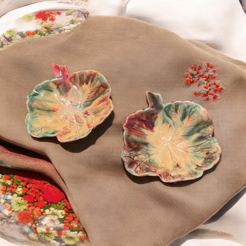 Pair of Beautiful vintage leaf dishes - Picture 2 of 8
